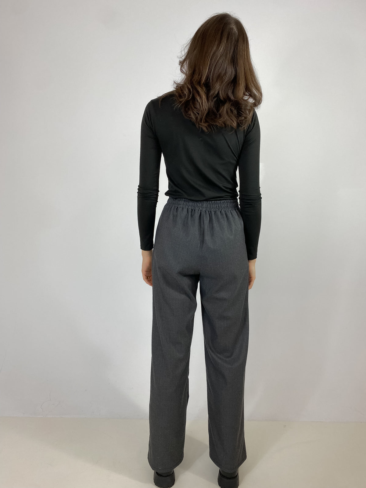 GABRYELLE DESIGNS - Pantalon droit ligné, jambes droites avec poches latérales, taille élastique et pinces élégantes. Fait à Montréal. Ethical fashion. Canadian.