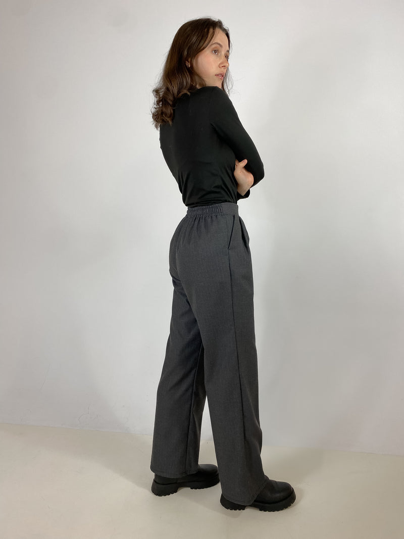 GABRYELLE DESIGNS - Pantalon droit ligné, jambes droites avec poches latérales, taille élastique et pinces élégantes. Fait à Montréal. Ethical fashion. Canadian.