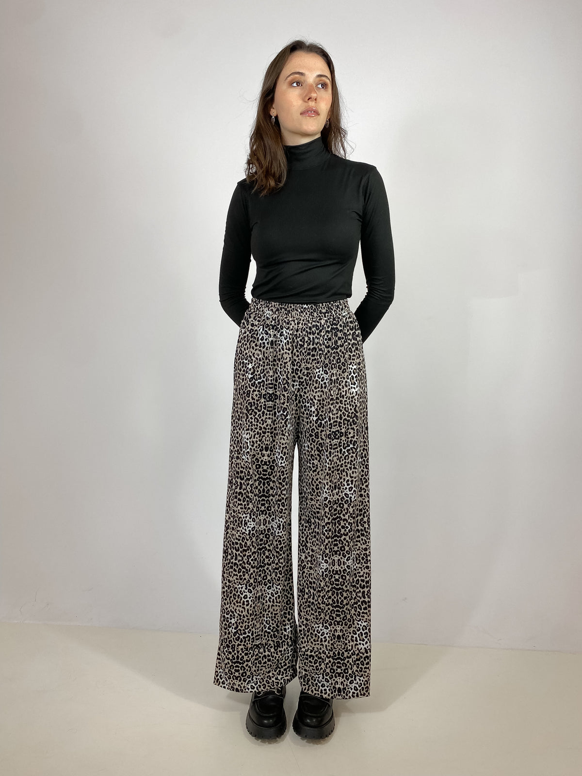 GABRYELLE DESIGNS - Fait à Montréal, ethical fashion. Canadian. Pantalon large taille haute imprimé léopard, coupe décontractée et baggy, idéal pour un look tendance et confortable.