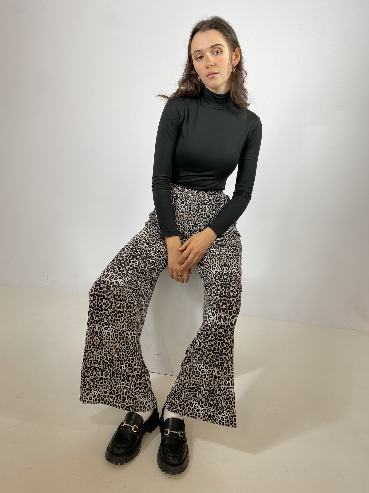 GABRYELLE DESIGNS - Fait à Montréal, ethical fashion. Canadian. Pantalon large taille haute imprimé léopard, coupe décontractée et baggy, idéal pour un look tendance et confortable.