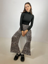 GABRYELLE DESIGNS - Fait à Montréal, ethical fashion. Canadian. Pantalon large taille haute imprimé léopard, coupe décontractée et baggy, idéal pour un look tendance et confortable.