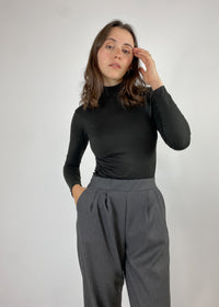 GABRYELLE DESIGNS - Pantalon droit ligné, jambes droites avec poches latérales, taille élastique et pinces élégantes. Fait à Montréal. Ethical fashion. Canadian.