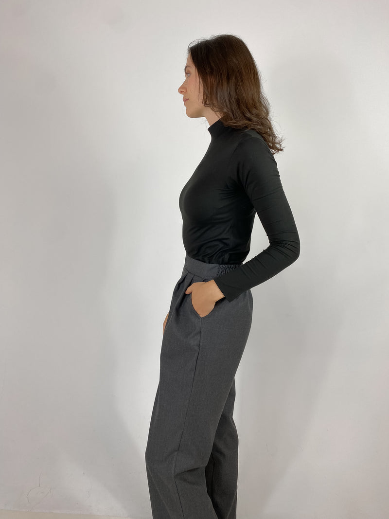 GABRYELLE DESIGNS - Pantalon droit ligné, jambes droites avec poches latérales, taille élastique et pinces élégantes. Fait à Montréal. Ethical fashion. Canadian.