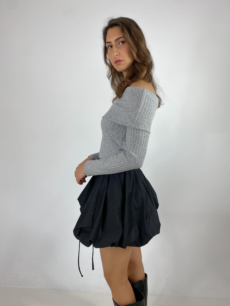 GABRYELLE DESIGNS Gabrielle Designs vêtements faits à Montréal Canadien marque de vêtements femmes slow fashion off-the-shoulder grey sweater chandail gris épaule dénudée