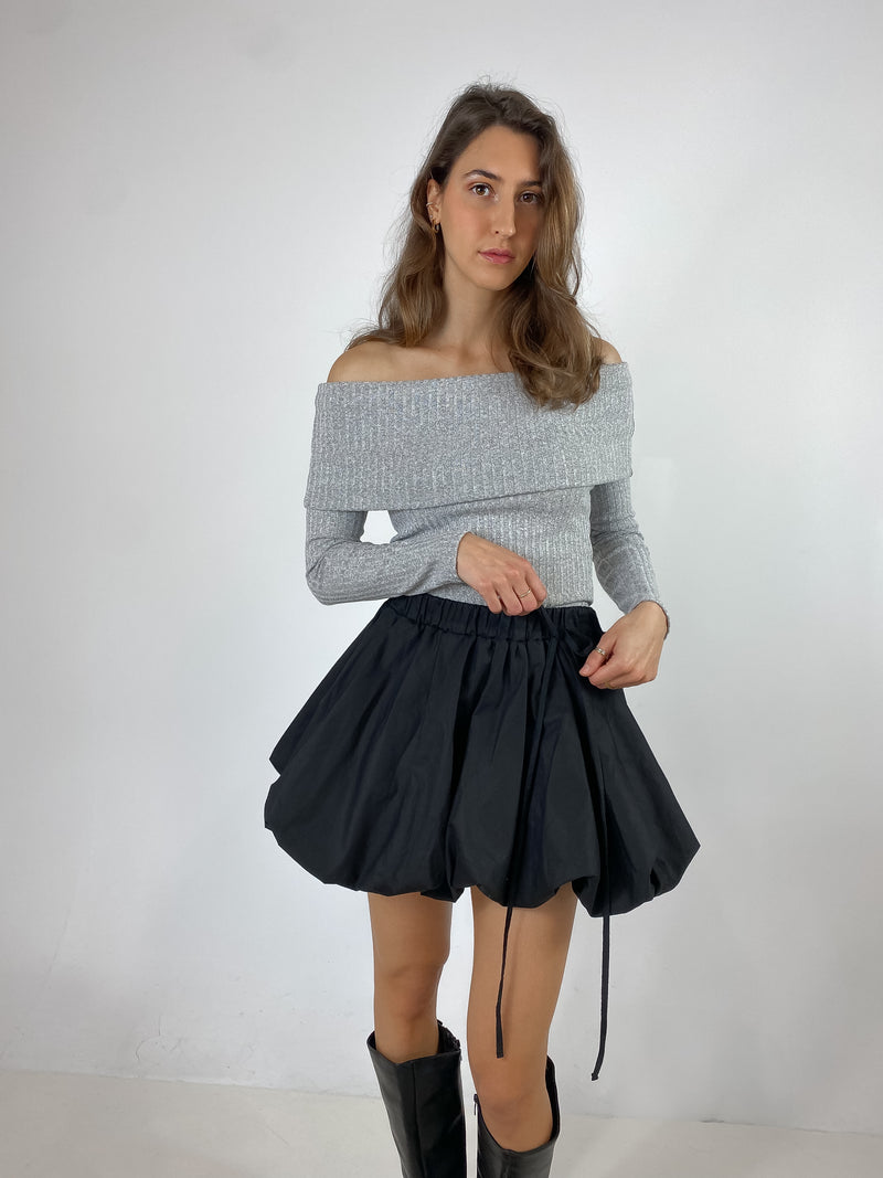GABRYELLE DESIGNS Gabrielle Designs vêtements faits à Montréal Canadien marque de vêtements femmes slow fashion off-the-shoulder grey sweater chandail gris épaule dénudée