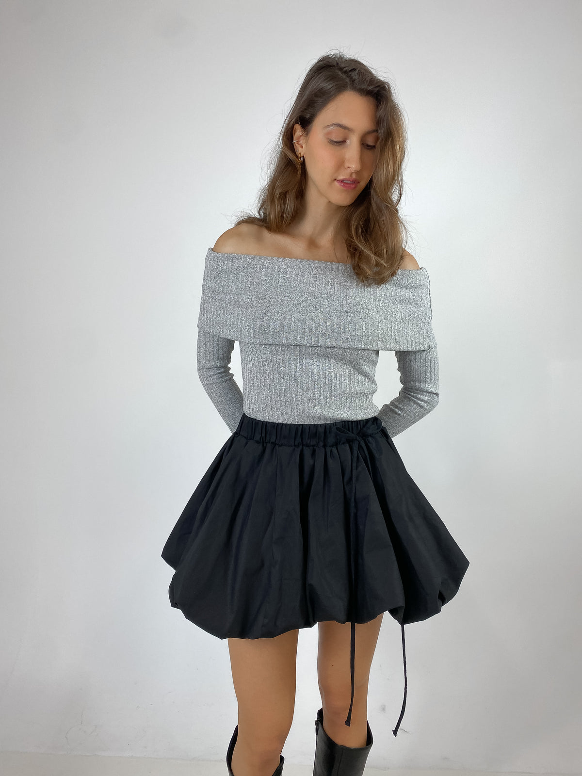 GABRYELLE DESIGNS Gabrielle Designs vêtements faits à Montréal Canadien marque de vêtements femmes slow fashion off-the-shoulder grey sweater chandail gris épaule dénudée