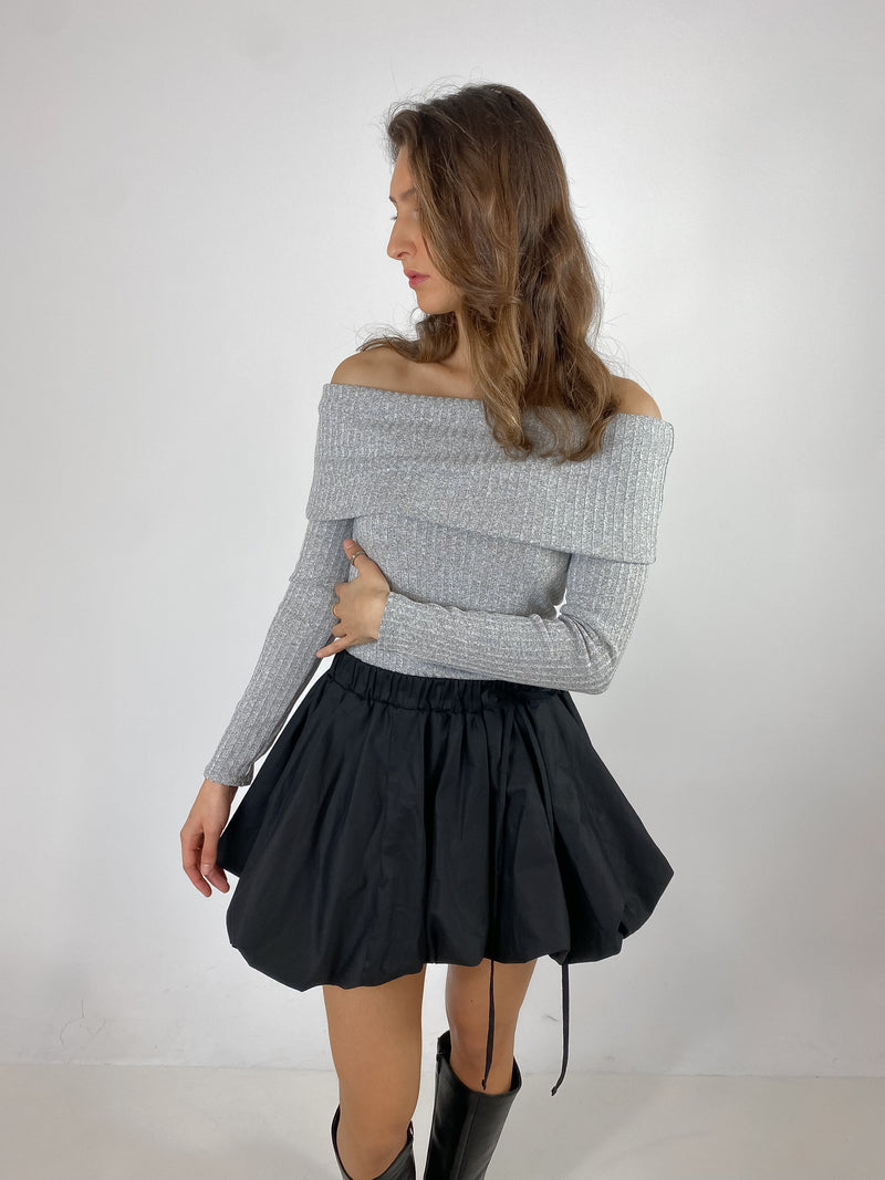 GABRYELLE DESIGNS Gabrielle Designs vêtements faits à Montréal Canadien marque de vêtements femmes slow fashion off-the-shoulder grey sweater chandail gris épaule dénudée