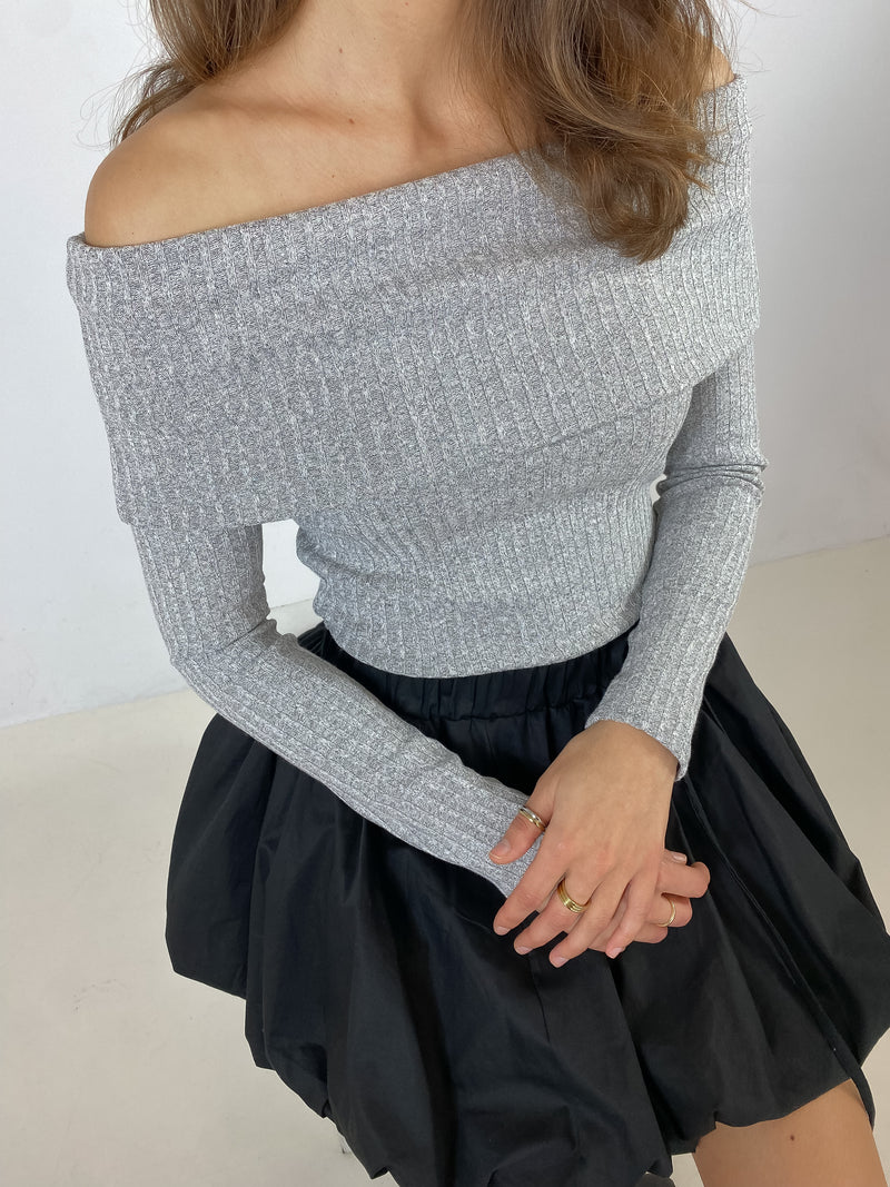 GABRYELLE DESIGNS Gabrielle Designs vêtements faits à Montréal Canadien marque de vêtements femmes slow fashion off-the-shoulder grey sweater chandail gris épaule dénudée