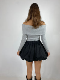 GABRYELLE DESIGNS Gabrielle Designs vêtements faits à Montréal Canadien marque de vêtements femmes slow fashion off-the-shoulder grey sweater chandail gris épaule dénudée